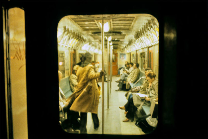 Durante o final dos anos 70 e início dos anos 80, o sistema de metrô de Nova York era um dos lugares mais perigosos que uma pessoa poderia estar na cidade. Sabendo disso, o fotógrafo suíço Willy Spiller estava lá e fez uma série de fotos que mostrar a atmosfera do lugar, que ficou conhecido como Hell On Wheels (Inferno Sobre Rodas)