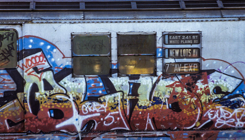 Durante o final dos anos 70 e início dos anos 80, o sistema de metrô de Nova York era um dos lugares mais perigosos que uma pessoa poderia estar na cidade. Sabendo disso, o fotógrafo suíço Willy Spiller estava lá e fez uma série de fotos que mostrar a atmosfera do lugar, que ficou conhecido como Hell On Wheels (Inferno Sobre Rodas)
