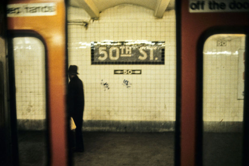 Durante o final dos anos 70 e início dos anos 80, o sistema de metrô de Nova York era um dos lugares mais perigosos que uma pessoa poderia estar na cidade. Sabendo disso, o fotógrafo suíço Willy Spiller estava lá e fez uma série de fotos que mostrar a atmosfera do lugar, que ficou conhecido como Hell On Wheels (Inferno Sobre Rodas)