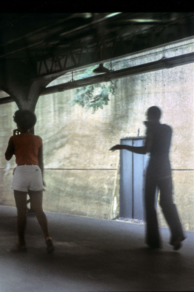 Durante o final dos anos 70 e início dos anos 80, o sistema de metrô de Nova York era um dos lugares mais perigosos que uma pessoa poderia estar na cidade. Sabendo disso, o fotógrafo suíço Willy Spiller estava lá e fez uma série de fotos que mostrar a atmosfera do lugar, que ficou conhecido como Hell On Wheels (Inferno Sobre Rodas)
