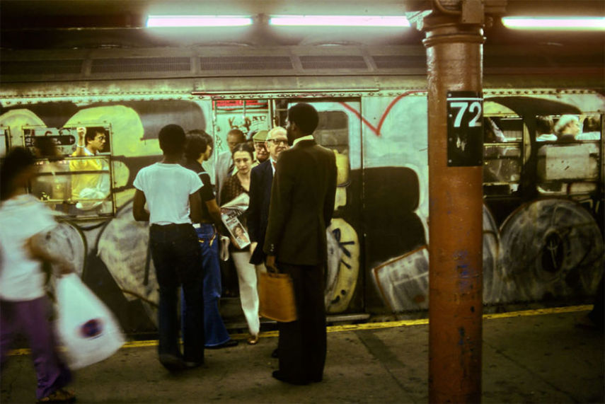 Durante o final dos anos 70 e início dos anos 80, o sistema de metrô de Nova York era um dos lugares mais perigosos que uma pessoa poderia estar na cidade. Sabendo disso, o fotógrafo suíço Willy Spiller estava lá e fez uma série de fotos que mostrar a atmosfera do lugar, que ficou conhecido como Hell On Wheels (Inferno Sobre Rodas)