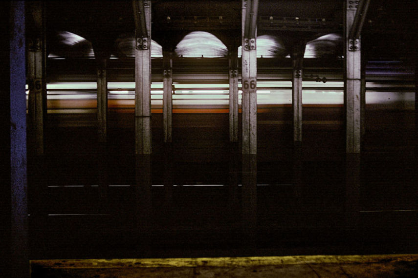 Durante o final dos anos 70 e início dos anos 80, o sistema de metrô de Nova York era um dos lugares mais perigosos que uma pessoa poderia estar na cidade. Sabendo disso, o fotógrafo suíço Willy Spiller estava lá e fez uma série de fotos que mostrar a atmosfera do lugar, que ficou conhecido como Hell On Wheels (Inferno Sobre Rodas)