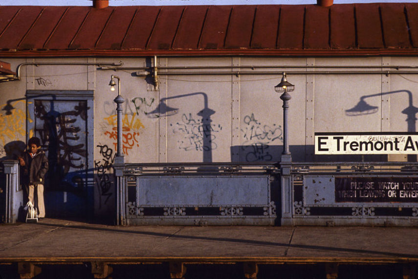 Durante o final dos anos 70 e início dos anos 80, o sistema de metrô de Nova York era um dos lugares mais perigosos que uma pessoa poderia estar na cidade. Sabendo disso, o fotógrafo suíço Willy Spiller estava lá e fez uma série de fotos que mostrar a atmosfera do lugar, que ficou conhecido como Hell On Wheels (Inferno Sobre Rodas)