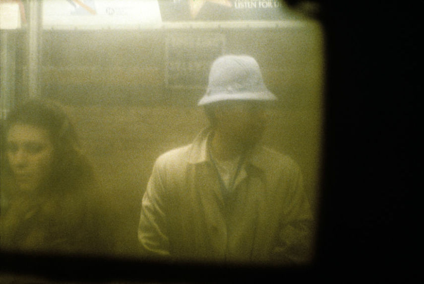 Durante o final dos anos 70 e início dos anos 80, o sistema de metrô de Nova York era um dos lugares mais perigosos que uma pessoa poderia estar na cidade. Sabendo disso, o fotógrafo suíço Willy Spiller estava lá e fez uma série de fotos que mostrar a atmosfera do lugar, que ficou conhecido como Hell On Wheels (Inferno Sobre Rodas)