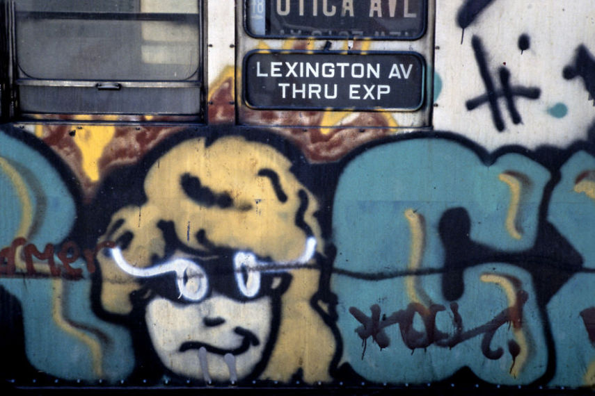 Durante o final dos anos 70 e início dos anos 80, o sistema de metrô de Nova York era um dos lugares mais perigosos que uma pessoa poderia estar na cidade. Sabendo disso, o fotógrafo suíço Willy Spiller estava lá e fez uma série de fotos que mostrar a atmosfera do lugar, que ficou conhecido como Hell On Wheels (Inferno Sobre Rodas)