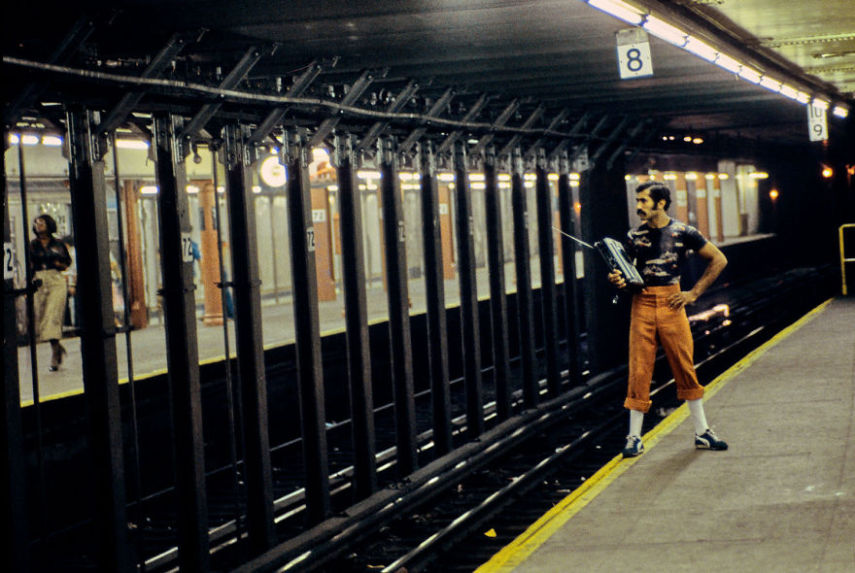 Durante o final dos anos 70 e início dos anos 80, o sistema de metrô de Nova York era um dos lugares mais perigosos que uma pessoa poderia estar na cidade. Sabendo disso, o fotógrafo suíço Willy Spiller estava lá e fez uma série de fotos que mostrar a atmosfera do lugar, que ficou conhecido como Hell On Wheels (Inferno Sobre Rodas)