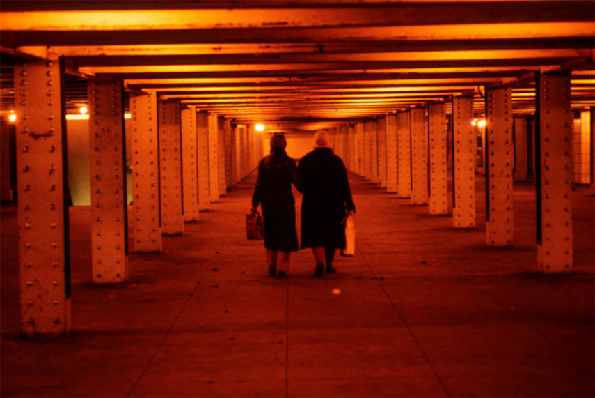 Durante o final dos anos 70 e início dos anos 80, o sistema de metrô de Nova York era um dos lugares mais perigosos que uma pessoa poderia estar na cidade. Sabendo disso, o fotógrafo suíço Willy Spiller estava lá e fez uma série de fotos que mostrar a atmosfera do lugar, que ficou conhecido como Hell On Wheels (Inferno Sobre Rodas)