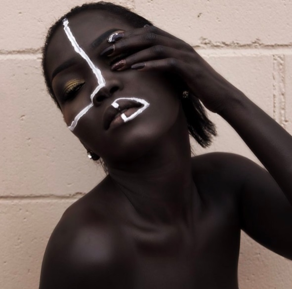 Para acompanhar a modelo no Instagram, é só seguir @queenkim_nyakim