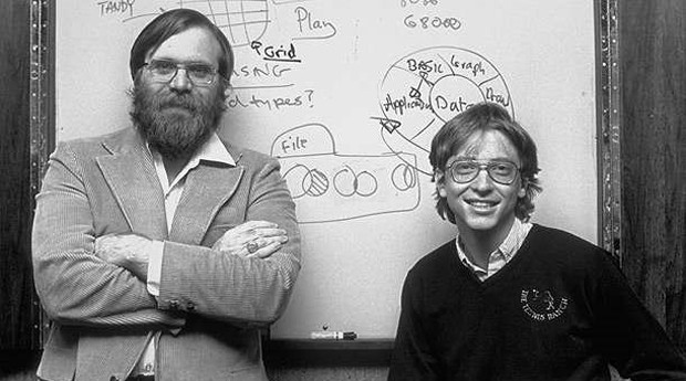 Bill Gates e Paul Allen, estudantes de Harvard, desenvolveram uma versão para substituir a linguagem Basic, em 1975.  Dez anos depois, assinaram com a IBM para o desenvolvimento do Windows.