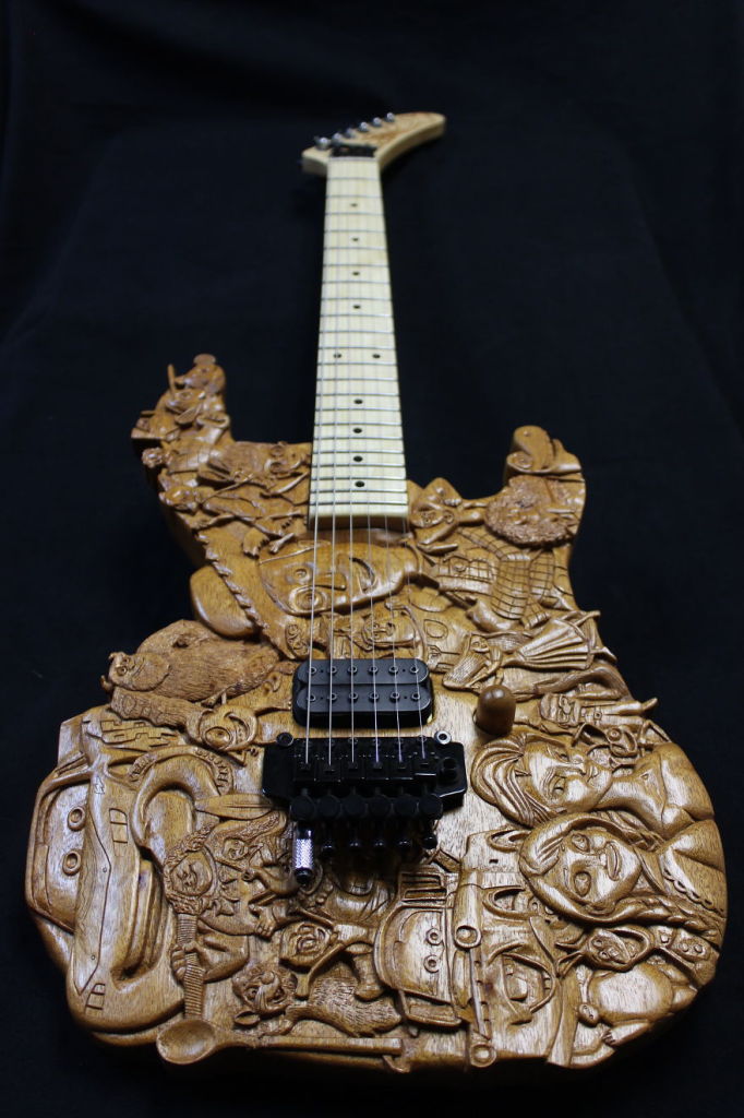 O artista Dan Lefebvre é especialista em esculturas de madeira e teve como seu novo desafio fazer uma guitarra. Ele decidiu fazer um instrumento que representasse todos os filmes feitos pela Pixar