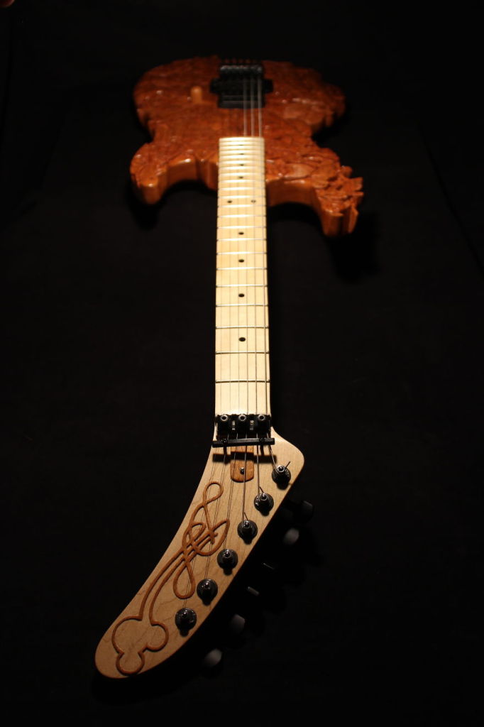 O artista Dan Lefebvre é especialista em esculturas de madeira e teve como seu novo desafio fazer uma guitarra. Ele decidiu fazer um instrumento que representasse todos os filmes feitos pela Pixar