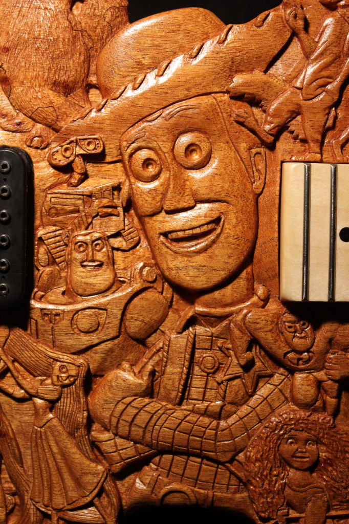 O artista Dan Lefebvre é especialista em esculturas de madeira e teve como seu novo desafio fazer uma guitarra. Ele decidiu fazer um instrumento que representasse todos os filmes feitos pela Pixar