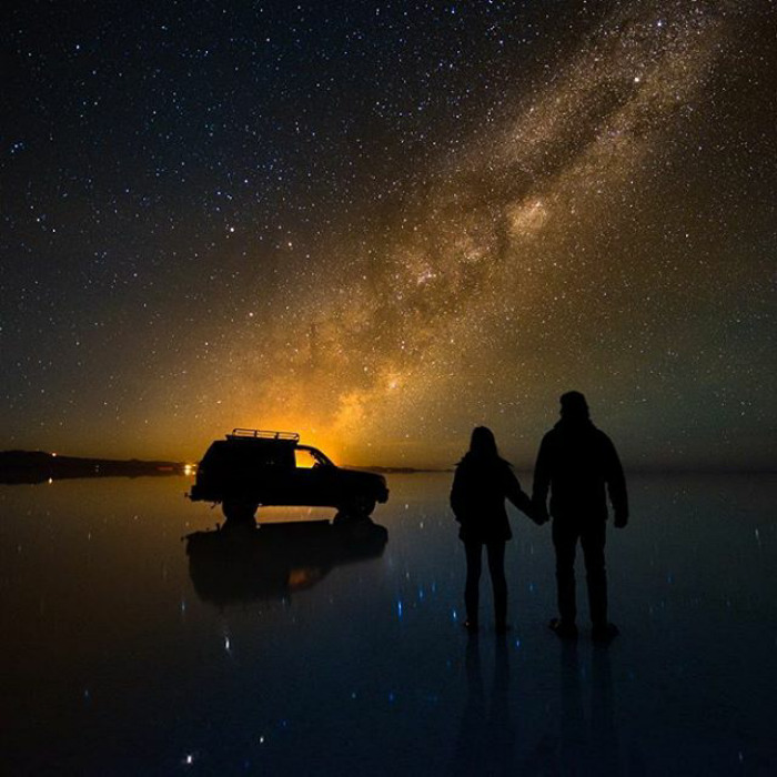 Co-fundador do MySpace, ele decidiu viajar o mundo e se dedicar à fotografia após a venda da rede social por US$ 580 milhões