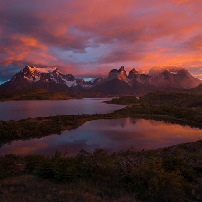 Co-fundador do MySpace, ele decidiu viajar o mundo e se dedicar à fotografia após a venda da rede social por US$ 580 milhões