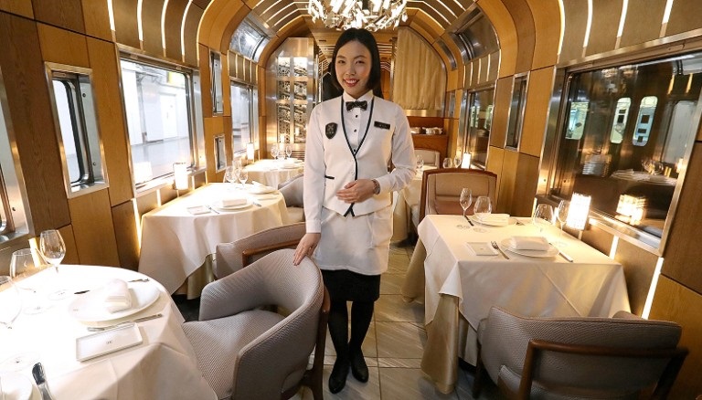 O novíssimo Trem Suite Shiki-Shima tem tudo para ser coroado o mais luxuoso do mundo, informou a CNN. Com 10 vagões, as tarifas da linha variam entre US$ 2,2 mil e US$ 10 mil