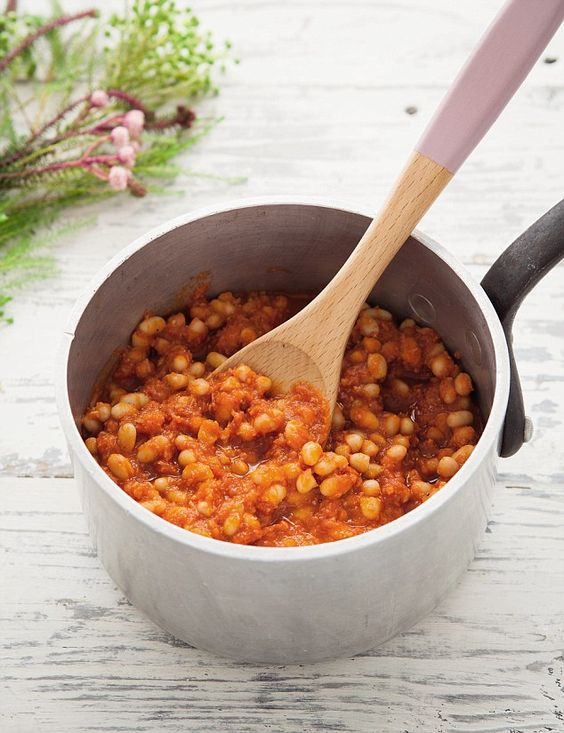 Na Inglaterra, a preferência nacional é comer um feijão mais adocicado no café da manhã junto com bacon, ovos, tomates e torradas.