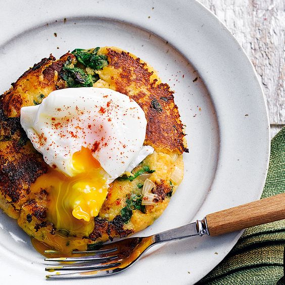 O ‘bubble squeak’ é um bolinho frito feito com batata e couve-de-bruxelas amassadas. O prato é servido como acompanhamento de carnes.