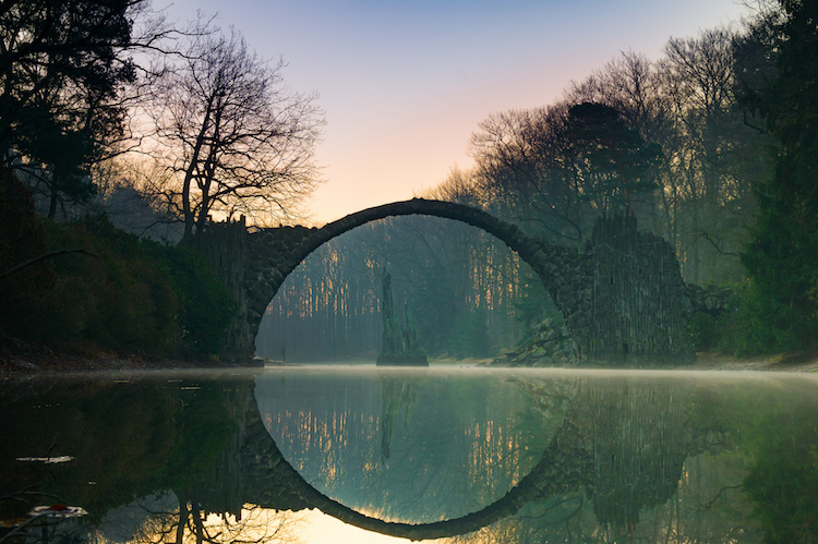 'Ponte do Diabo', na Alemanha, é conhecida por reflexo que forma círculo perfeito