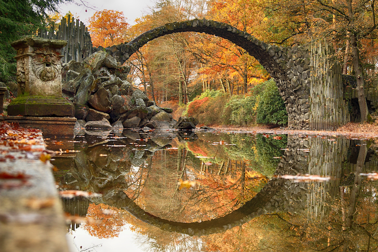 'Ponte do Diabo', na Alemanha, é conhecida por reflexo que forma círculo perfeito