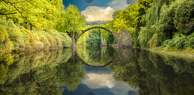 'Ponte do Diabo', na Alemanha, é conhecida por reflexo que forma círculo perfeito