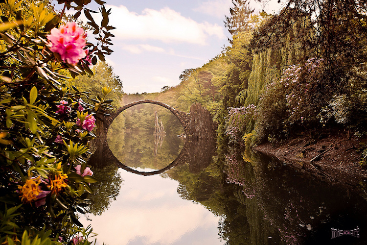 'Ponte do Diabo', na Alemanha, é conhecida por reflexo que forma círculo perfeito