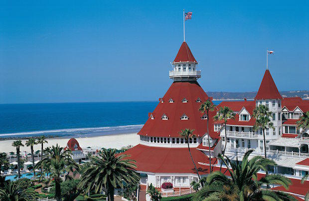 Uma das maiores comédias de todos os tempos, Quanto Mais Quente Melhor, de  1958, foi filmada no Hotel del Coronado. O local foi escolhido por causa de  sua arquitetura vitoriana, que combinava com a época em que o filme se passa  (década de 20). Além disso, L. Frank Baum escreveu três livros da série do  Mágico de Oz no local e desenhou elementos da Cidade das Esmeraldas baseado  no hotel.