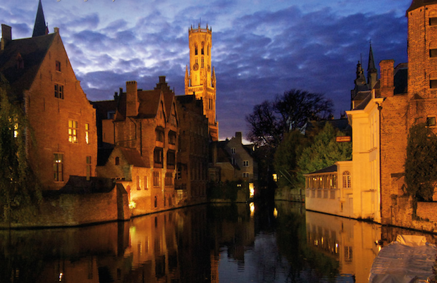 O hotel é cenário de Na Mira do Chefe (In Bruges), filme que certamente faz  qualquer um querer conhecer Bruges, na Bélgica, e o Relais Bourgondisch  Cruyce, onde Ray (Colin Farrell) e Ken (Brendan Gleeson) ficam hospedados  esperando instruções do chefe do crime (Ralph Fiennes). O hotel é considerado  um dos mais românticos da Europa.