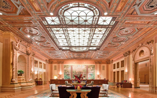 Fundado em 1923, o Millenium Biltmore Hotel é um verdadeiro hit em Hollywood.  O hotel histórico apareceu em Golpe de Mestre, Chinatown, Os Caça Fantasmas,  Um Tira da Pesada, Splash: Uma Sereia em Minha Vida e Segundas Intenções. De  acordo com a lenda, o Millenium Biltmore Hotel também foi o último lugar onde  Elizabeth Short (a Dahlia Negra) foi vista antes de seu corpo ser encontrado  em um terreno baldio, em 1947.
