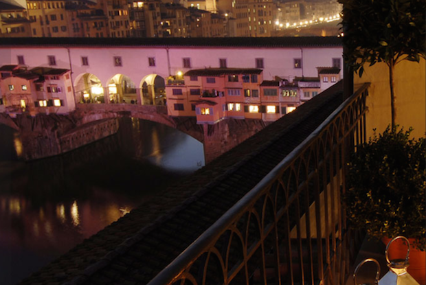 Se você gostaria de ficar no mesmo quarto de Uma Janela Para o Amor, peça  pelo quarto 414, no quarto andar, do Hotel Degli Orafi. O lugar romântico tem  uma bela vista para o rio Arno e para a ponte Vecchio.