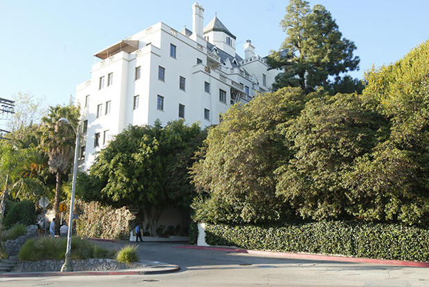 Sofia Coppola gosta de hóteis. Seu filme Um Lugar Qualquer, de 2010, foi  filmado inteiramente no Chateau Marmont, de Los Angeles, um hotel conhecido  por hospedar celebridades. Stephen Dorff, que faz o papel principal no filme,  ficou hospedado no hotel durante a produção para entrar no personagem. O  Chateau Marmont já recebeu em seus quartos Billy Wilder, Hunter S. Thompson,  Annie Leibovitz, Dorothy Parker, F. Scott Fitzgerald e Tim Burton (todos em  algum momento residiram a trabalho no local). Até mesmo Jim Morrison, do The  Doors, viveu brevemente no hotel, onde John Belushi morreu de uma overdose de  drogas, em 1982. O local também aparece no fim de La La Land.