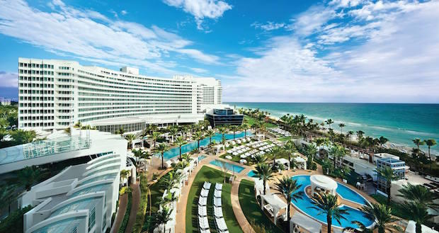 O Fontainebleau Miami Beach aparece logo no começo de Goldfinger, de 007, e é  onde James Bond, interpretado por Sean Connery, encontra o vilão Auric  Goldfinger (Gert Fröbe). O hotel também é o local onde Bond encontra o corpo  de Jill Masterson (Shirley Eaton) depois que Oddjob (Harold Sakata) a mata  sufocada, depois de pintá-la com tinta dourada.