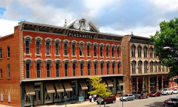 Aberto em 1882, o Plaza Hotel, é um dos prédios mais famosos da cidade de Las  Vegas, no Novo México, nos EUA. O local aparece no clássico dos irmãos Coen  Onde os Fracos Não Têm Vez. É lá que acontece o tiroteio entre Anton Chigurh  (Javier Bardem) e Llewelyn Moss (Josh Brolin).
