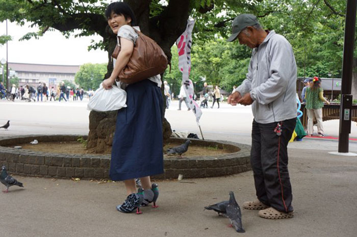 Uma mulher foi fotografada usando sapatos em forma de pombos nas ruas do Japão