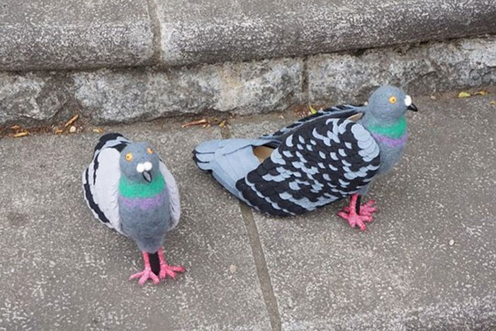 Uma mulher foi fotografada usando sapatos em forma de pombos nas ruas do Japão