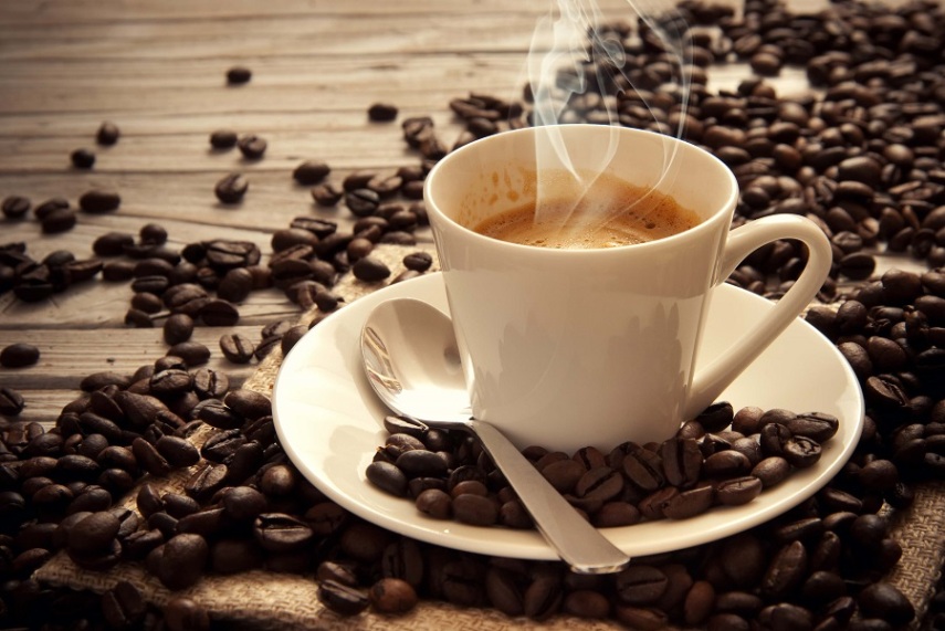 O tão amado cafezinho é um dos que mais escurecem os dentes, principalmente se for consumido com muita frequência.