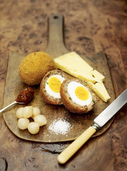 O ‘scotch egg’ é um ovo cozido recheando um bolinho de carne frito. Conhecemos bem por aqui.