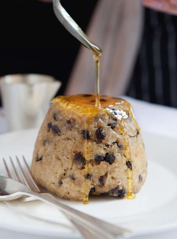 O spotted dick é um bolinho recheado com frutas secas. O nome surgiu antes de a palavra dick ser usada como referência a objetos fálicos.