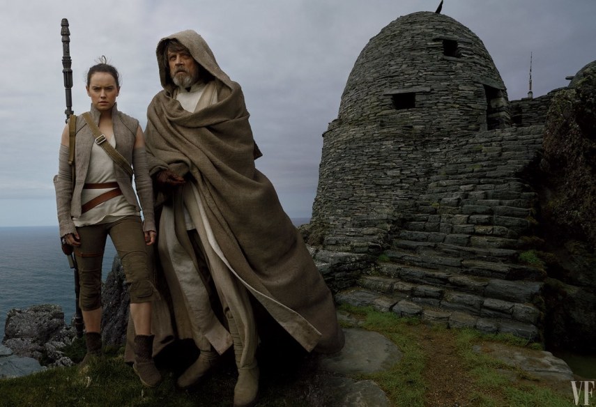 Daisy Ridley como a guerreira da Resitência Rey e Mark Hamill como o mentor Luke Skywalker em uma locação na Irlanda