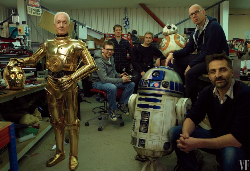 Anthony Daniels como C-3PO e os droids R2-D2 e BB-8 no Departamento de Droids de Brian Herring, Dave Chapman, Matthew Denton, Lee Towersey e Joshua Lee