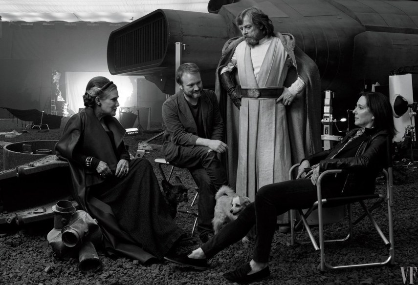 Carrie Fisher (General Leia Organa), o diretor e roteirista Rian Johnson, Mark Hamill (Luke Skywalker), e a produtora Kathleen Kennedy com o cachorro de Fisher, Gary, e a cadela Millie, que pertende a filha de Hamill