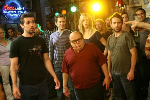 A teoria é que os personagens de It´s Always Sunny in Philadelphia não são o que eles  realmente parecem e isso será revelado no final da série. O programa é sobre um grupo de  amigos que tomam conta de um bar e sofrem de delírios loucos. Mac acha que é um valentão,  mas ele é sempre o primeiro a fugir de uma briga. Dennis acredita que ele é o que as  mulheres sempre quiseram, mas sempre precisa de métodos elaborados para seduzi-las. Sweet Dee pensa que é uma atriz talentosa, mas sempre trava quando está no palco ou na frente de muita gente. Segundo a teoria, uma foto no último episódio vai revelar a verdadeira  identidade dos personagens.