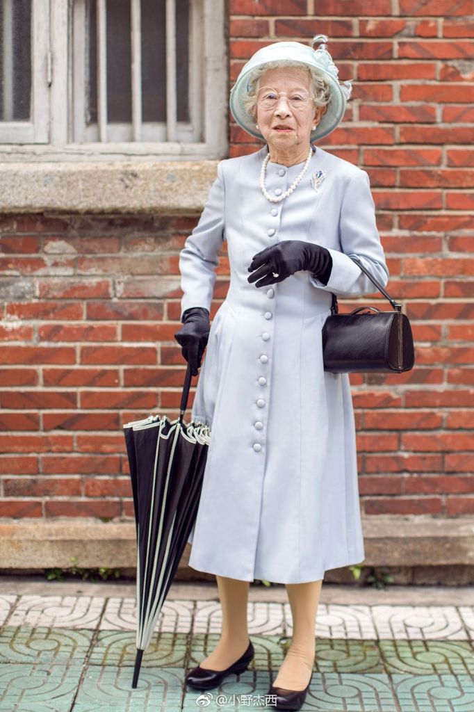 Zheng Suzhen, 85, faz sucesso com looks elegantes e estilosos