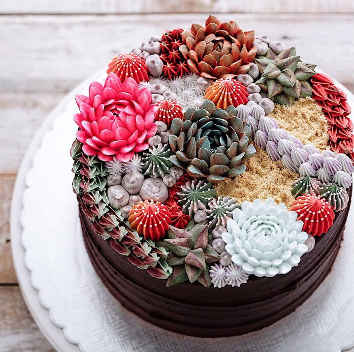 A confeiteira indonésia faz bolos maravilhosos que imitam terrários de suculentas usando creme de manteiga, açúcar e corantes da melhor qualidade.