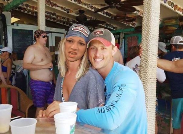 Casal pede Photoshop de homem sem camisa e vira meme
