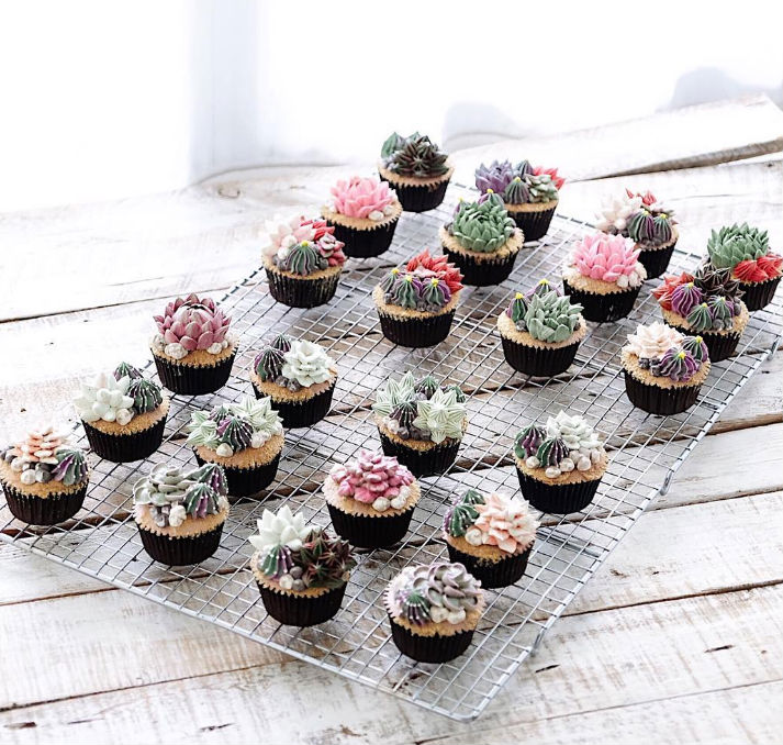 A confeiteira indonésia faz bolos maravilhosos que imitam terrários de suculentas usando creme de manteiga, açúcar e corantes da melhor qualidade.