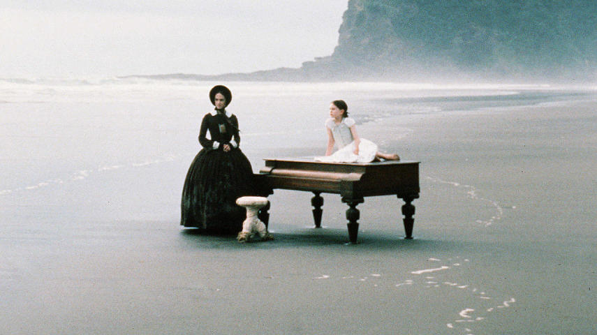 O filme de Jane Campion venceu três Oscars - Melhor Atriz, para Holly Hunter; Melhor Atriz Coadjuvante, para Anna Paquin; Melhor Roteiro Original, para Jane Campion. O longa conta a história de uma mulher muda que se vai viver com a filha na Nova Zelândia para um casamento arranjado, porém ela acaba se envolvendo com outro homem local.