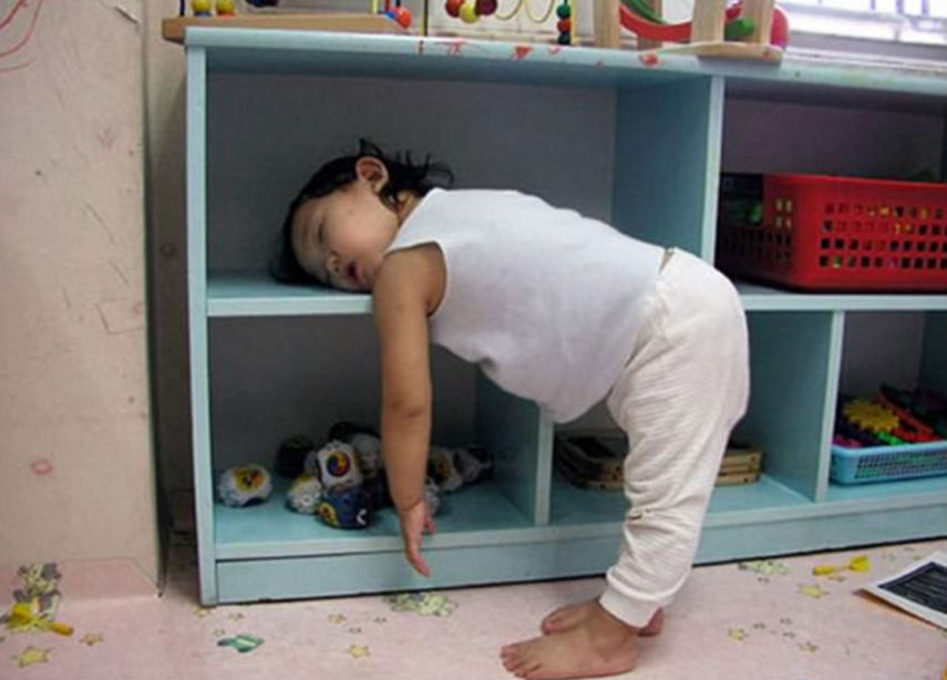 O Daily Mail reuniu fotos que provam que crianças têm a capacidade de dormir em qualquer lugar ao sinal do menor bocejo.