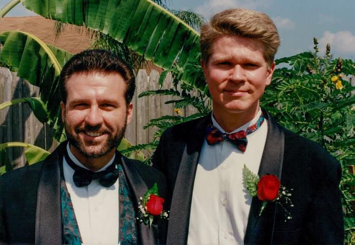 Os dois vivem em Tampa, na Flórida, e são casados desde 2008. Eles se conheceram em uma igreja LGBT-friendly em 1992. 