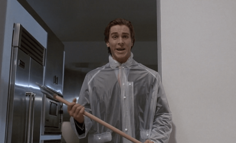 O filme conta a história de Patrick Bateman (Christian Bale) um jovem branco, bonito e nada que o diferencie de seus colegas de Wall Street. Protegido por seu status, Bateman é também um serial killer. Seus impulsos assassinos são abastecidos por um zeloso materialismo e uma inveja torturante quando ele encontra alguém que possui mais do que ele.