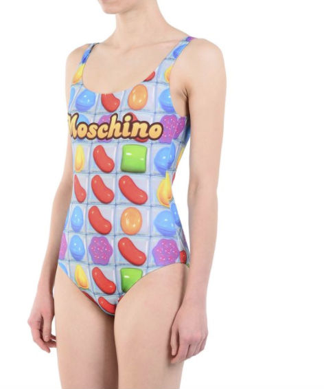 Esse maiô com estampa do jogo Candy Crush da Moschino é feio.